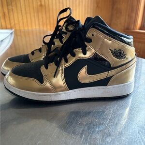 Air Jordan 1 Mid SE GS Metallic Gold Black